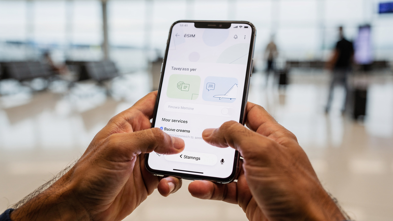 Manos de un viajero sosteniendo un smartphone, mostrando la pantalla con los ajustes de configuración de la eSIM activados, en un aeropuerto moderno y bullicioso.
